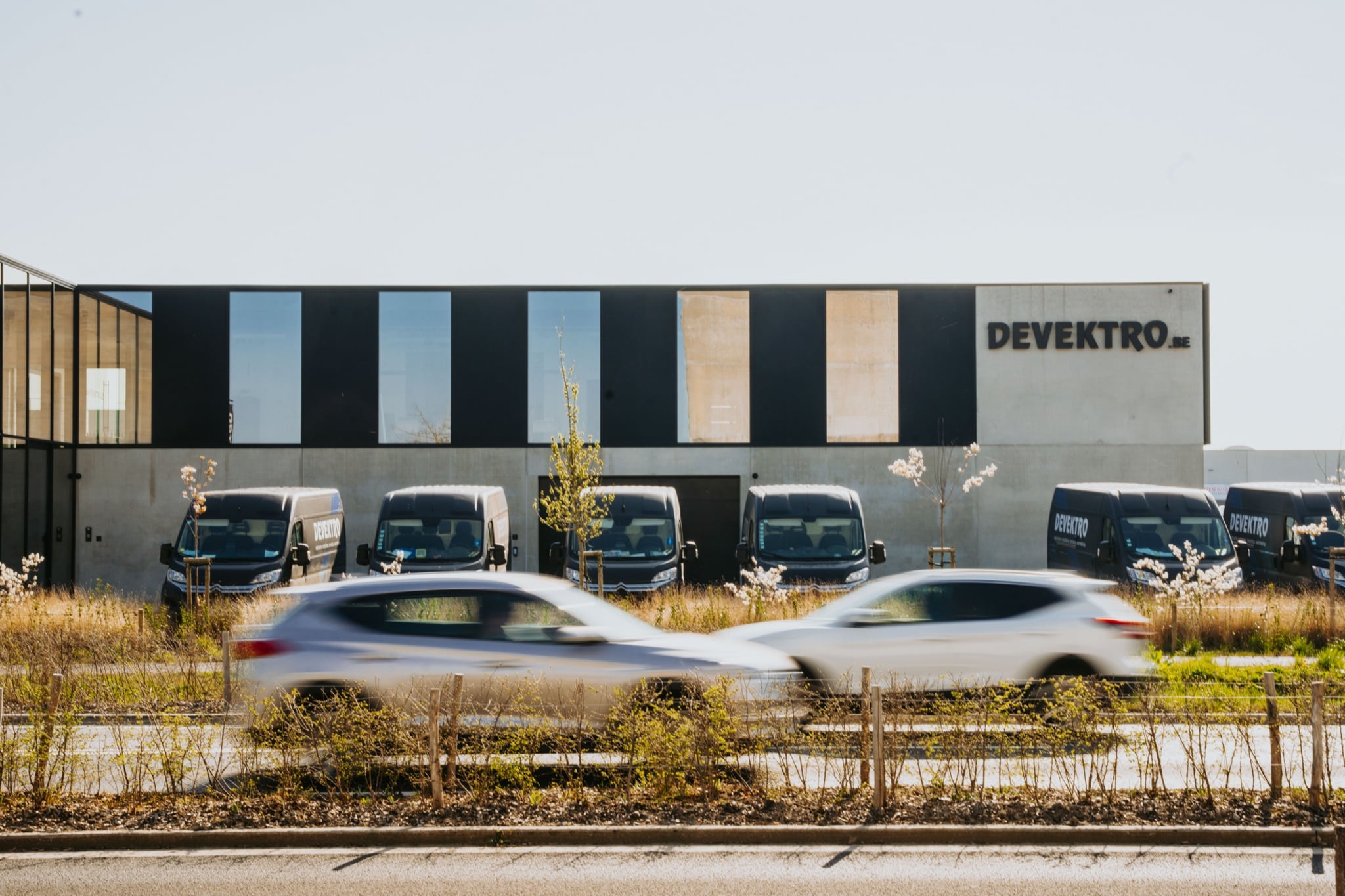 Het gebouw van Devektro met de bestelwagens ervoor